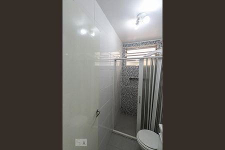 Banheiro de apartamento à venda com 1 quarto, 44m² em Rio Branco, Porto Alegre