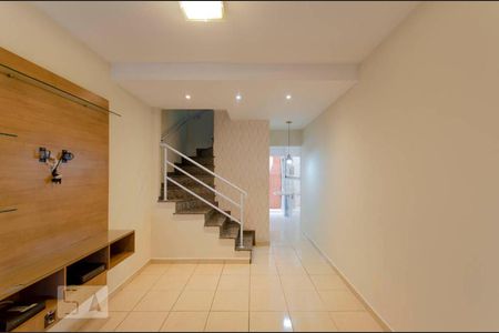 Sala de casa de condomínio para alugar com 2 quartos, 65m² em Vila Araguaia, São Paulo