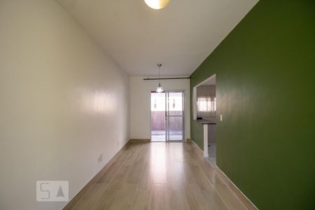 Sala de casa de condomínio para alugar com 3 quartos, 85m² em Vargem Pequena, Rio de Janeiro