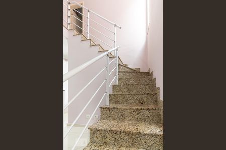 Casa à venda com 220m², 3 quartos e 5 vagas Casa à venda com 220m², 3 quartos e 5 vagasEscadaria