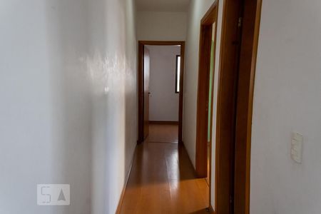 Corredor Quartos de casa para alugar com 3 quartos, 125m² em Parque Tomas Saraiva, São Paulo