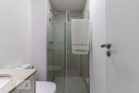 Banheiro de kitnet/studio para alugar com 1 quarto, 25m² em Indianópolis, São Paulo