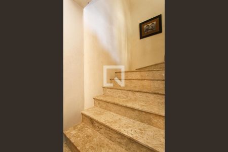 Escadas de casa para alugar com 4 quartos, 260m² em Passo da Areia, Porto Alegre