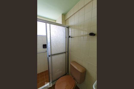 Banheiro de apartamento à venda com 1 quarto, 39m² em Menino Deus, Porto Alegre