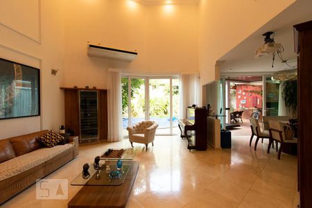 Casa à venda com 380m², 4 quartos e 4 vagasSala de Estar / Jantar