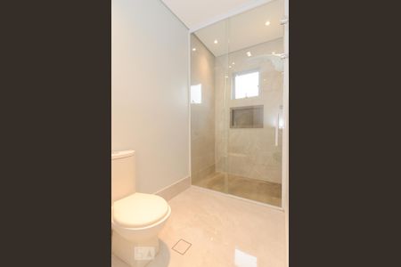 Casa à venda com 411m², 5 quartos e 8 vagas Casa à venda com 411m², 5 quartos e 8 vagasBanheiro da Suíte 1