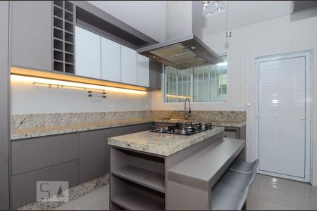 Casa à venda com 411m², 5 quartos e 8 vagas Casa à venda com 411m², 5 quartos e 8 vagasCozinha