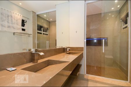 Casa à venda com 411m², 5 quartos e 8 vagas Casa à venda com 411m², 5 quartos e 8 vagasBanheiro da Suíte 3