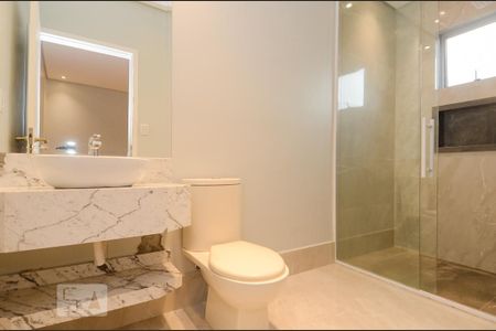 Casa à venda com 411m², 5 quartos e 8 vagas Casa à venda com 411m², 5 quartos e 8 vagasBanheiro da Suíte 1