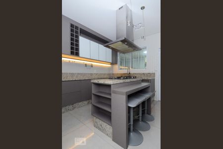 Casa à venda com 411m², 5 quartos e 8 vagas Casa à venda com 411m², 5 quartos e 8 vagasCozinha