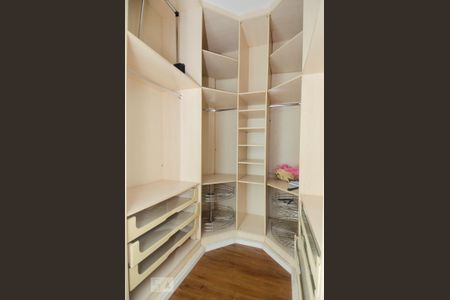 Casa à venda com 411m², 5 quartos e 8 vagas Casa à venda com 411m², 5 quartos e 8 vagasCloset da Suíte 3