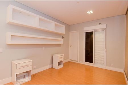 Casa à venda com 411m², 5 quartos e 8 vagas Casa à venda com 411m², 5 quartos e 8 vagasQuarto 2 - Suíte