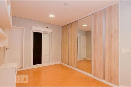 Casa à venda com 411m², 5 quartos e 8 vagas Casa à venda com 411m², 5 quartos e 8 vagasQuarto 2 - Suíte