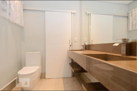 Casa à venda com 411m², 5 quartos e 8 vagas Casa à venda com 411m², 5 quartos e 8 vagasBanheiro da Suíte 3