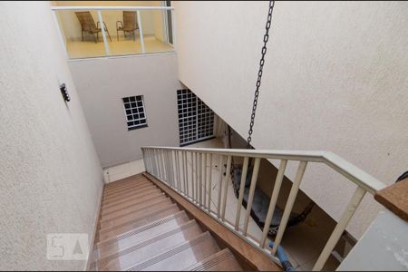 Casa à venda com 411m², 5 quartos e 8 vagas Casa à venda com 411m², 5 quartos e 8 vagasEscada da Área de Serviço