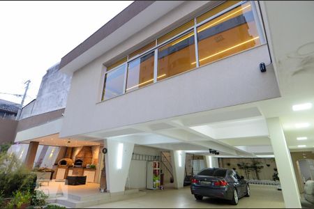 Casa à venda com 411m², 5 quartos e 8 vagas Casa à venda com 411m², 5 quartos e 8 vagasFrente da Casa