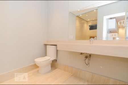 Casa à venda com 411m², 5 quartos e 8 vagas Casa à venda com 411m², 5 quartos e 8 vagasBanheiro da Suíte 2