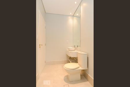 Casa à venda com 411m², 5 quartos e 8 vagas Casa à venda com 411m², 5 quartos e 8 vagasBanheiro da Suíte 1