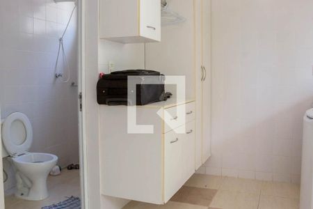 Casa de condomínio à venda com 580m², 4 quartos e 6 vagas Casa de condomínio à venda com 580m², 4 quartos e 6 vagasÁrea de Serviço