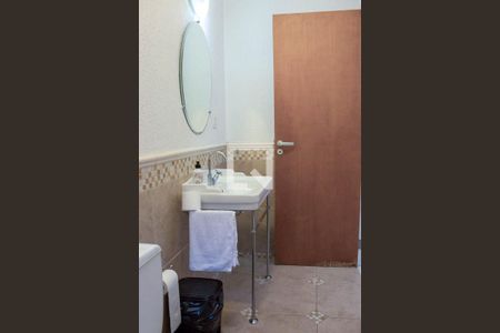 Casa de condomínio à venda com 580m², 4 quartos e 6 vagas Casa de condomínio à venda com 580m², 4 quartos e 6 vagasBanheiro da Suíte 2