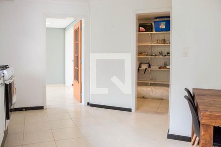 Casa de condomínio à venda com 580m², 4 quartos e 6 vagas Casa de condomínio à venda com 580m², 4 quartos e 6 vagasCozinha