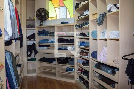 Casa de condomínio à venda com 580m², 4 quartos e 6 vagas Casa de condomínio à venda com 580m², 4 quartos e 6 vagasCloset da suíte 4