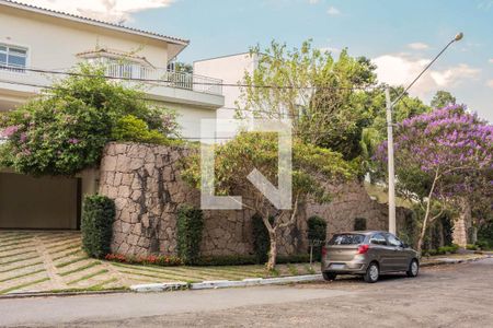 Casa de condomínio à venda com 580m², 4 quartos e 6 vagas Casa de condomínio à venda com 580m², 4 quartos e 6 vagasFachada