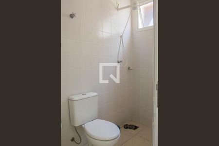 Casa de condomínio à venda com 580m², 4 quartos e 6 vagas Casa de condomínio à venda com 580m², 4 quartos e 6 vagasBanheiro de Serviço