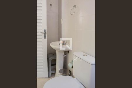 Casa de condomínio à venda com 580m², 4 quartos e 6 vagas Casa de condomínio à venda com 580m², 4 quartos e 6 vagasBanheiro de Serviço