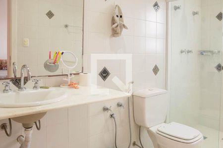 Casa de condomínio à venda com 580m², 4 quartos e 6 vagas Casa de condomínio à venda com 580m², 4 quartos e 6 vagasBanheiro da Suíte 4