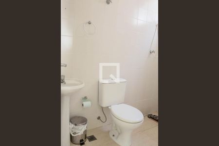 Casa de condomínio à venda com 580m², 4 quartos e 6 vagas Casa de condomínio à venda com 580m², 4 quartos e 6 vagasBanheiro de Serviço