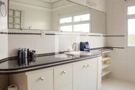 Casa de condomínio à venda com 580m², 4 quartos e 6 vagas Casa de condomínio à venda com 580m², 4 quartos e 6 vagasBanheiro da Suíte 1