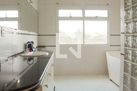 Casa de condomínio à venda com 580m², 4 quartos e 6 vagas Casa de condomínio à venda com 580m², 4 quartos e 6 vagasBanheiro da Suíte 1