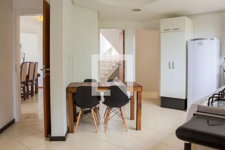 Casa de condomínio à venda com 580m², 4 quartos e 6 vagas Casa de condomínio à venda com 580m², 4 quartos e 6 vagasCozinha