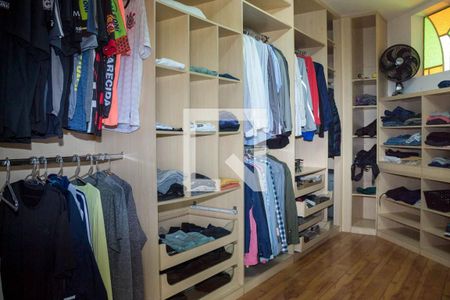 Casa de condomínio à venda com 580m², 4 quartos e 6 vagas Casa de condomínio à venda com 580m², 4 quartos e 6 vagasCloset da suíte 4