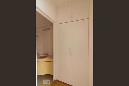 Corredor de apartamento à venda com 2 quartos, 80m² em Itaim Bibi, São Paulo