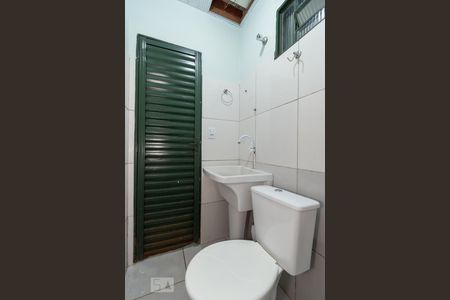 Banheiro de kitnet/studio para alugar com 1 quarto, 24m² em Cidade Jardim, Goiânia