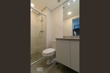 Banheiro de kitnet/studio para alugar com 1 quarto, 26m² em Pinheiros, São Paulo