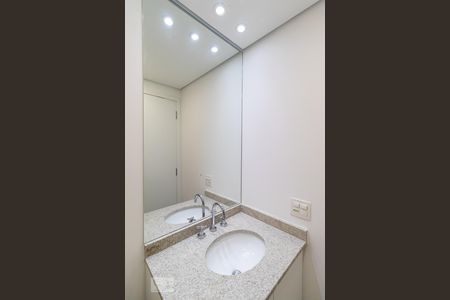 Banheiro de kitnet/studio para alugar com 1 quarto, 26m² em Pinheiros, São Paulo