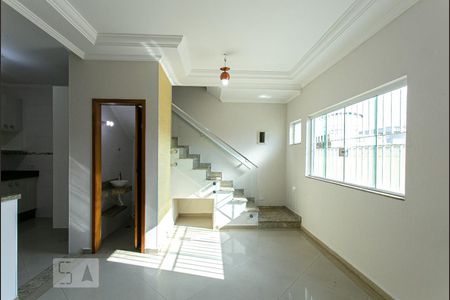 Sala de casa de condomínio para alugar com 2 quartos, 61m² em Vila São Geraldo, São Paulo