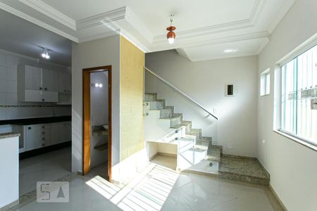 Sala de casa de condomínio para alugar com 2 quartos, 61m² em Vila São Geraldo, São Paulo