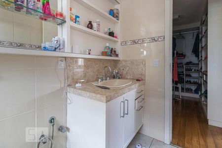 Banheiro da Suíte de apartamento à venda com 3 quartos, 120m² em Vila Ipiranga, Porto Alegre