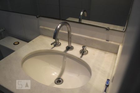 Casa de condomínio para alugar com 350m², 6 quartos e 2 vagas Casa de condomínio para alugar com 350m², 6 quartos e 2 vagasBanheiro da Suíte 4