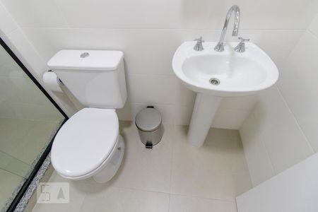 Banheiro Social de kitnet/studio para alugar com 1 quarto, 25m² em Centro, Curitiba