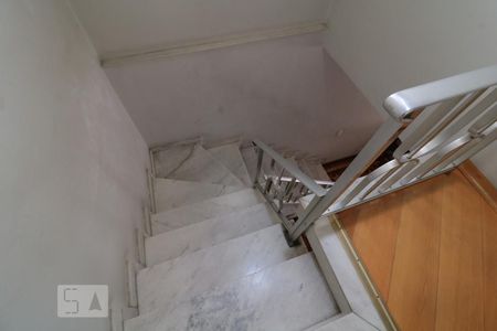 Escada de acesso aos quartos de casa para alugar com 4 quartos, 200m² em Vila Carrão, São Paulo