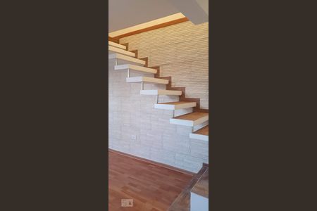 Casa à venda com 365m², 7 quartos e 4 vagas Casa à venda com 365m², 7 quartos e 4 vagasEscada