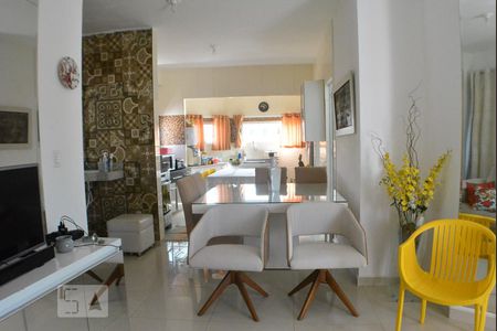 Sala de casa de condomínio para alugar com 3 quartos, 240m² em Saboeiro, Salvador