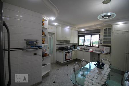 Apartamento para alugar com 600m², 4 quartos e 5 vagas Apartamento para alugar com 600m², 4 quartos e 5 vagasCozinha