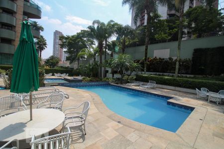 Apartamento para alugar com 600m², 4 quartos e 5 vagas Apartamento para alugar com 600m², 4 quartos e 5 vagasÁrea comum - Piscina