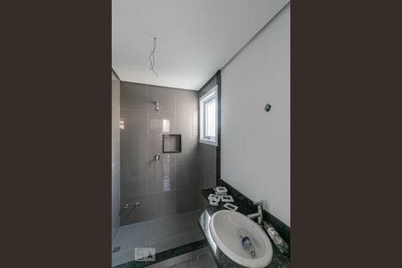 Casa de condomínio à venda com 407m², 4 quartos e 3 vagas Casa de condomínio à venda com 407m², 4 quartos e 3 vagasBanheiro